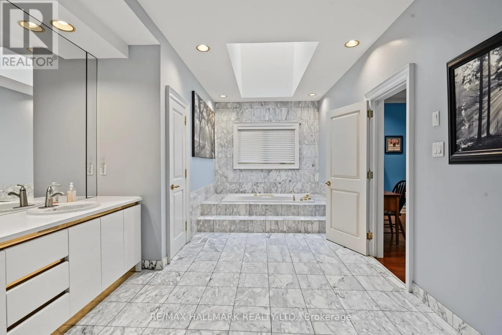 28 RENAISSANCE COURT W