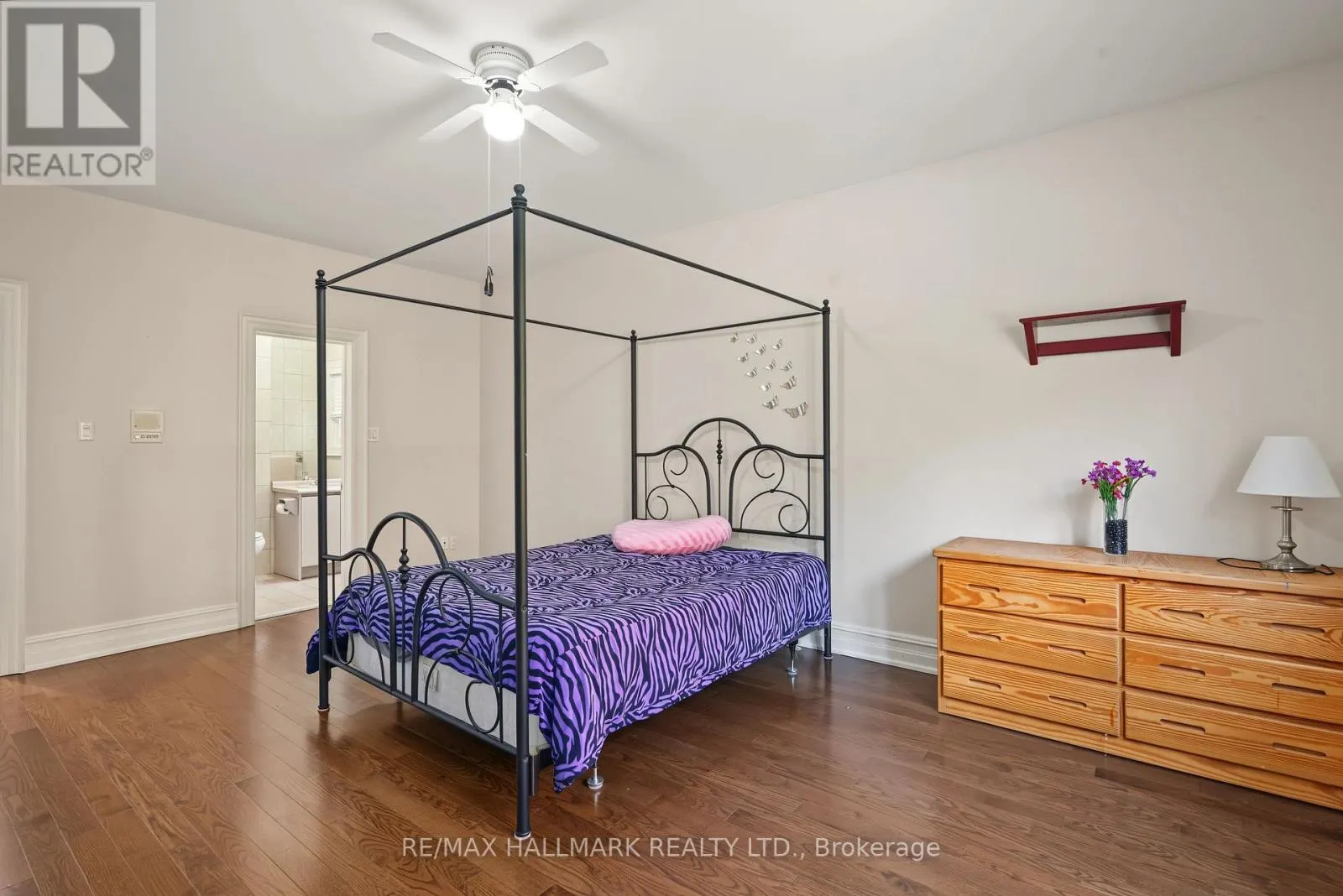 28 RENAISSANCE COURT W