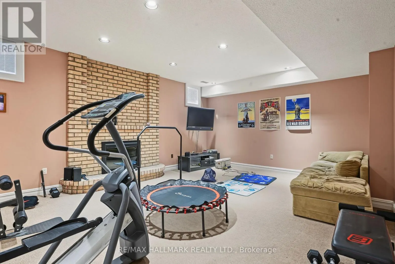 28 RENAISSANCE COURT W