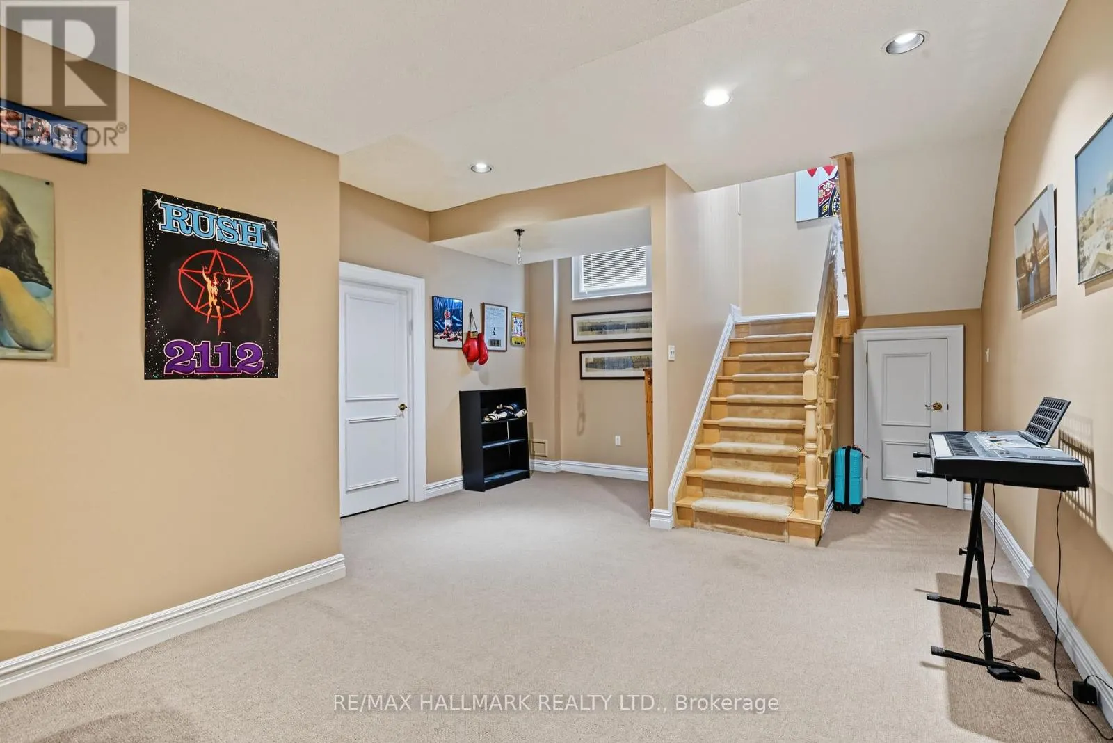 28 RENAISSANCE COURT W