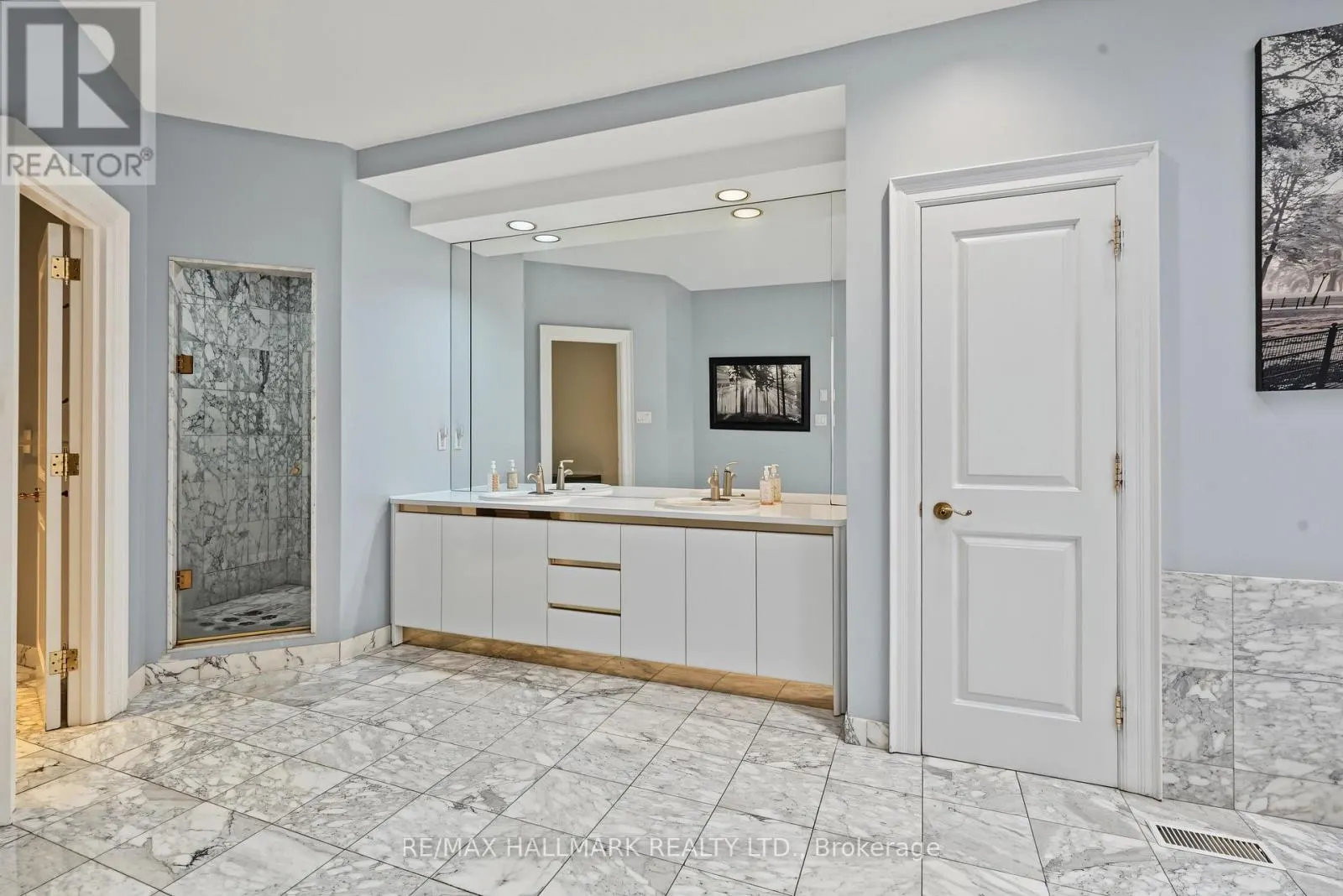 28 RENAISSANCE COURT W