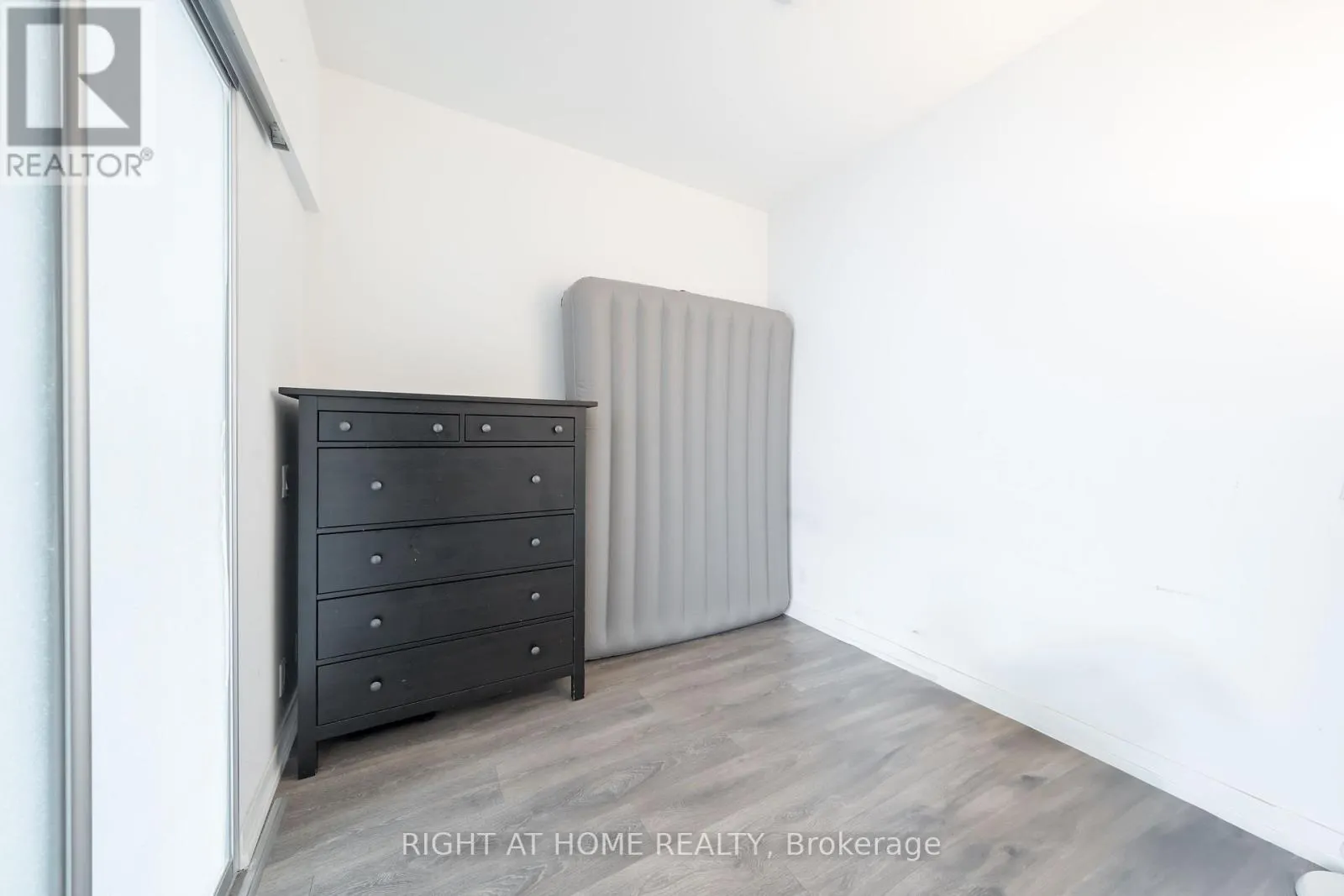 1005 - 5 BUTTERMILL AVENUE