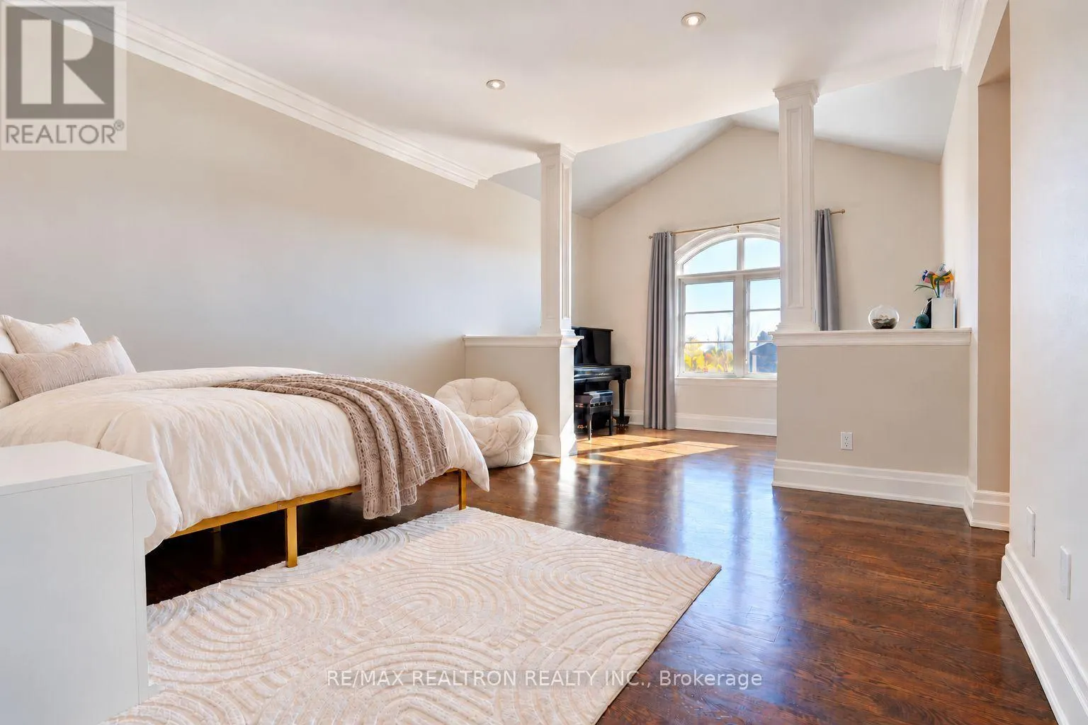 2 BEAU COURT