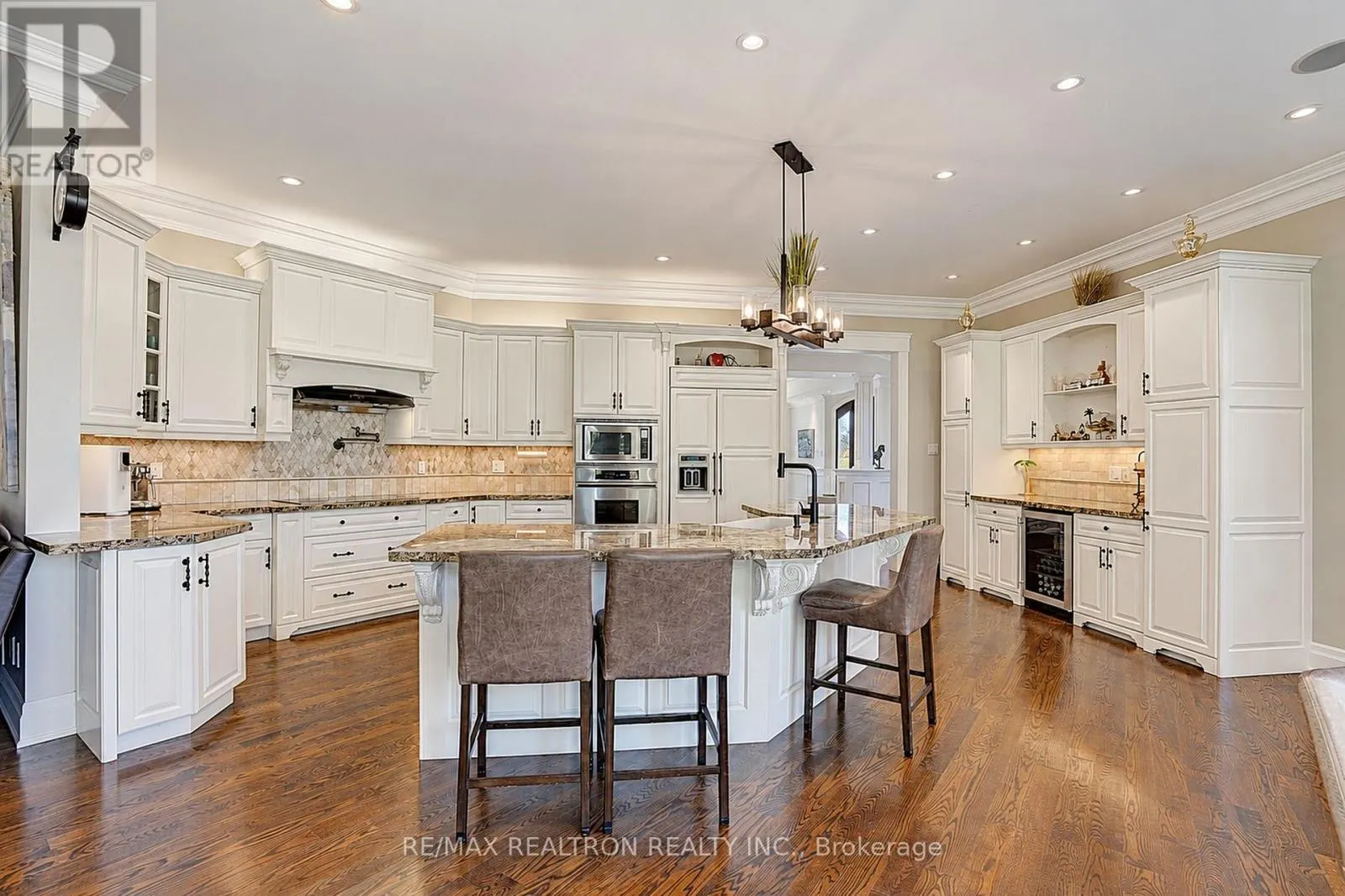 2 BEAU COURT