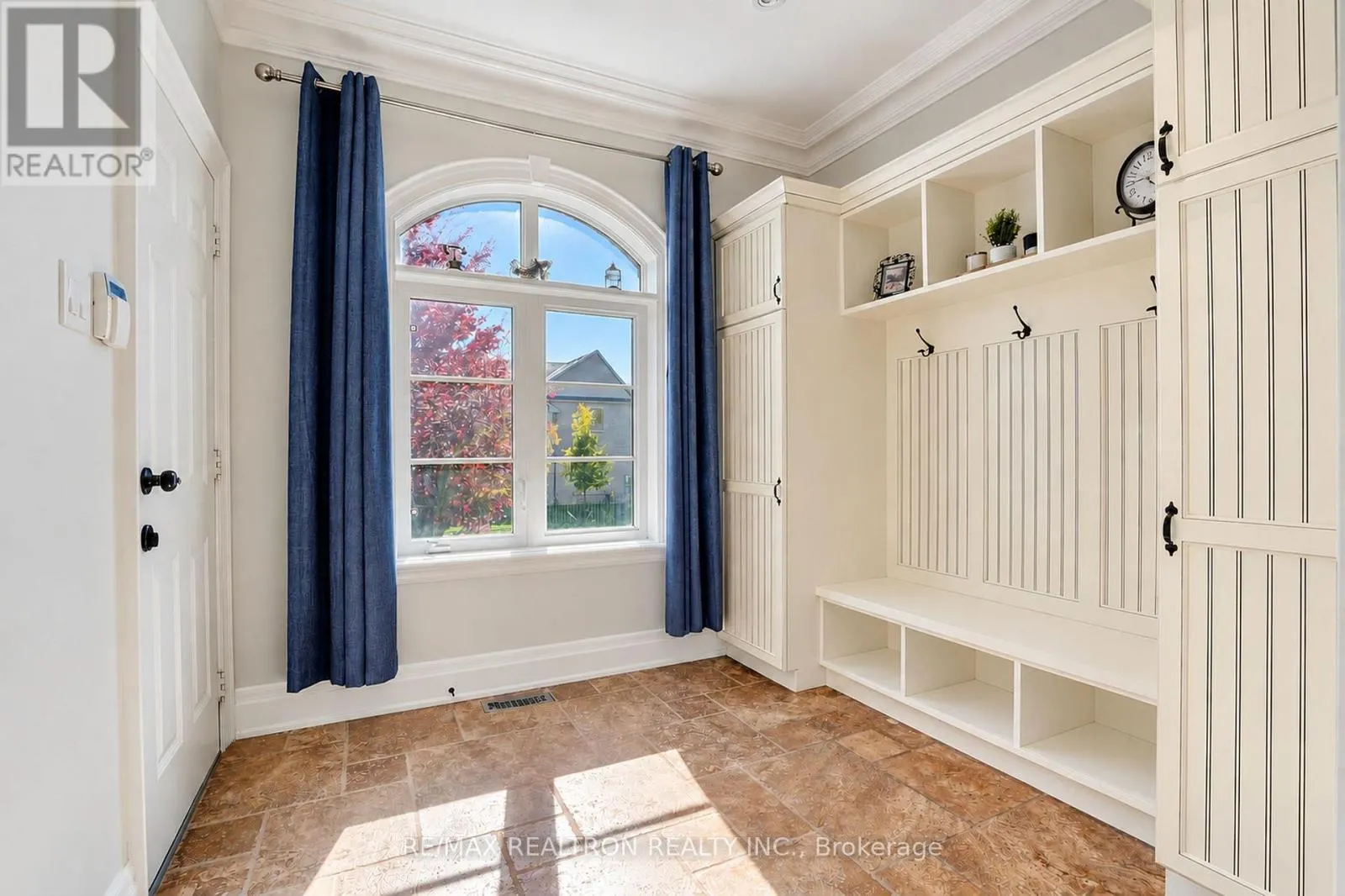 2 BEAU COURT