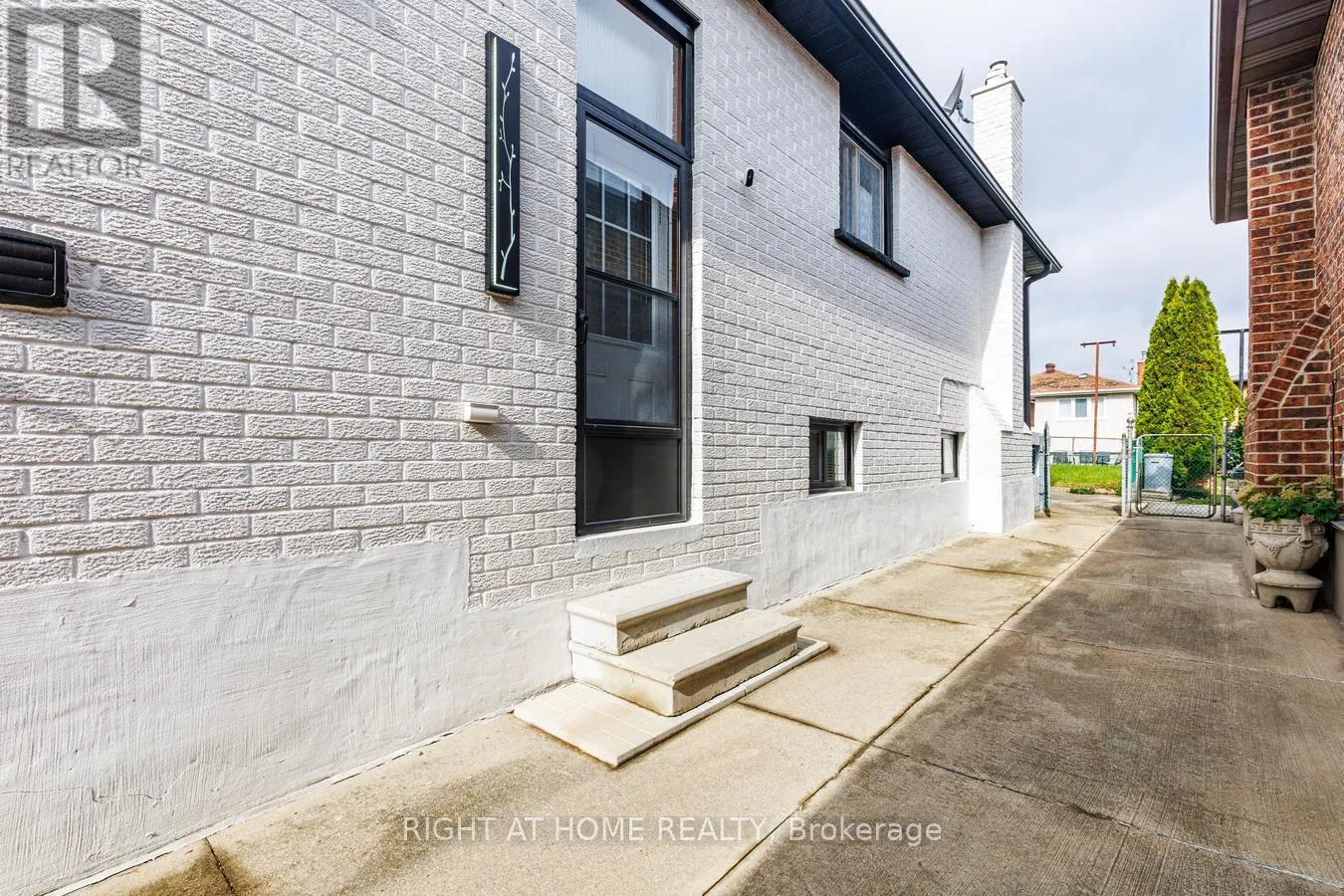 84 ABERDEEN AVENUE
