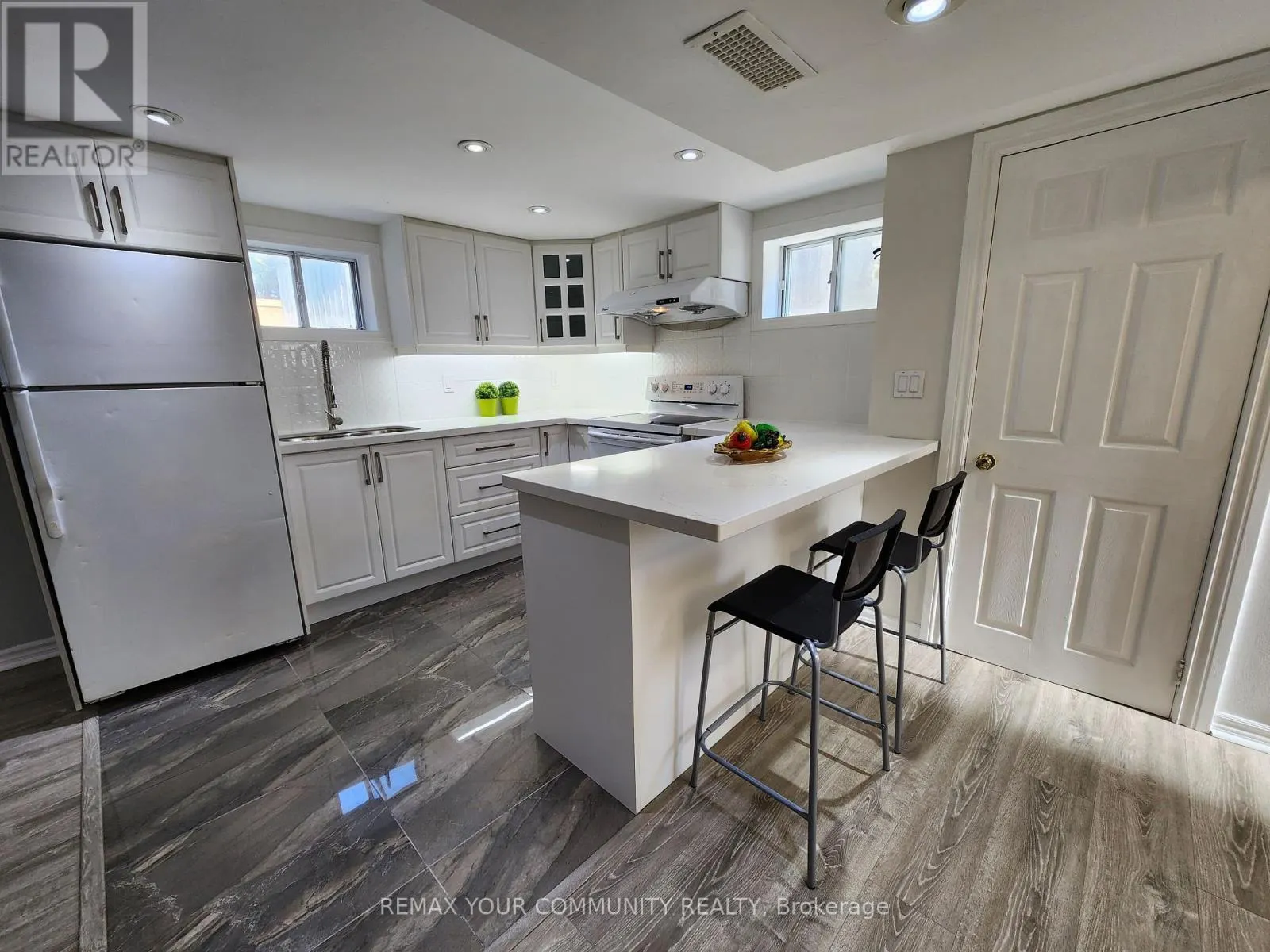 LOWER LEVEL - 387 PALISER CRESCENT N