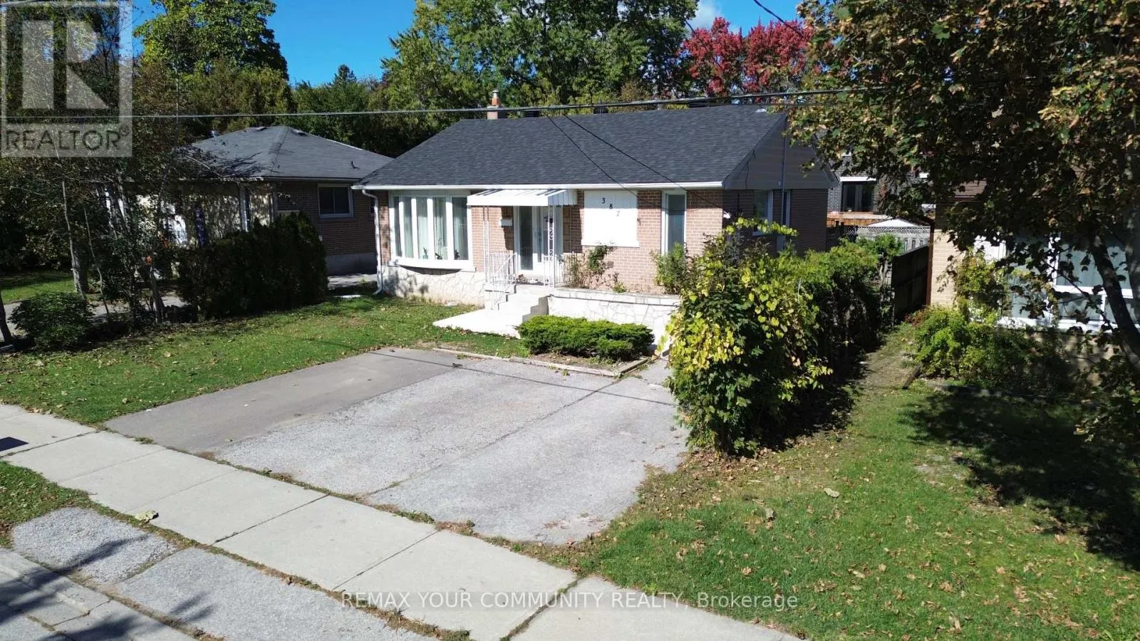 LOWER LEVEL - 387 PALISER CRESCENT N