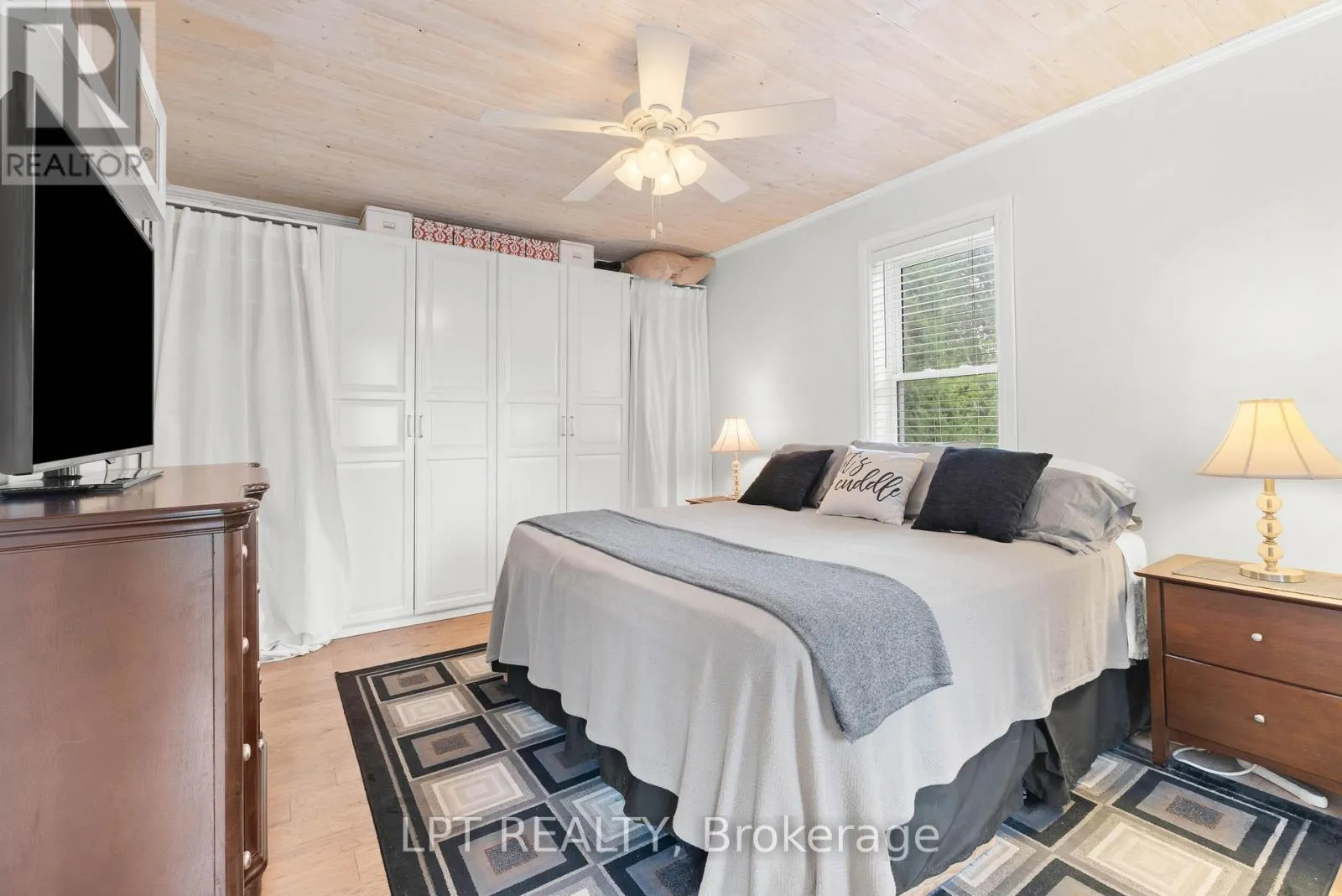 427 LAKE DRIVE E