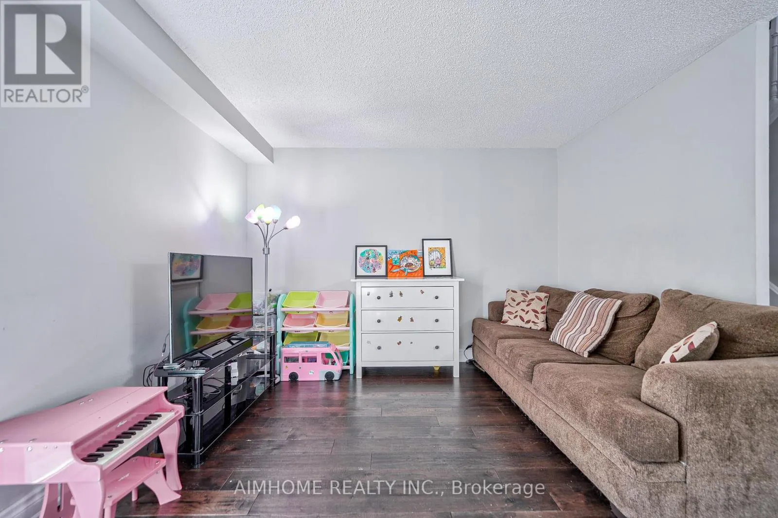 1692 JOHN STREET