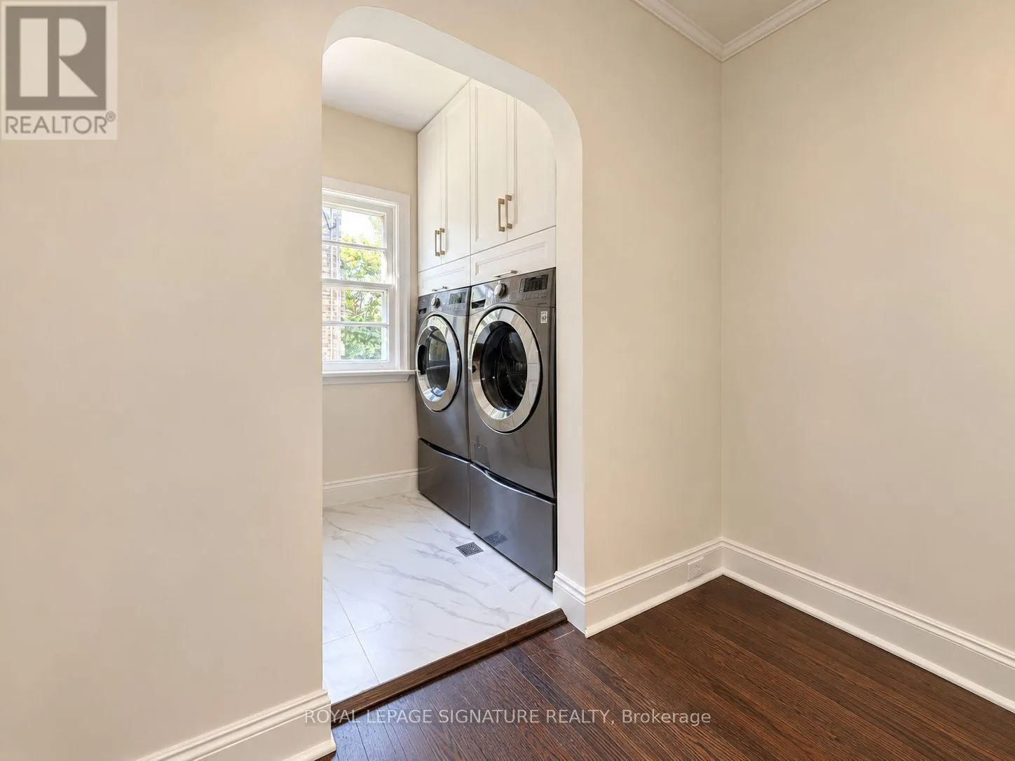 MAIN UNIT - 21 YONGEVIEW AVENUE