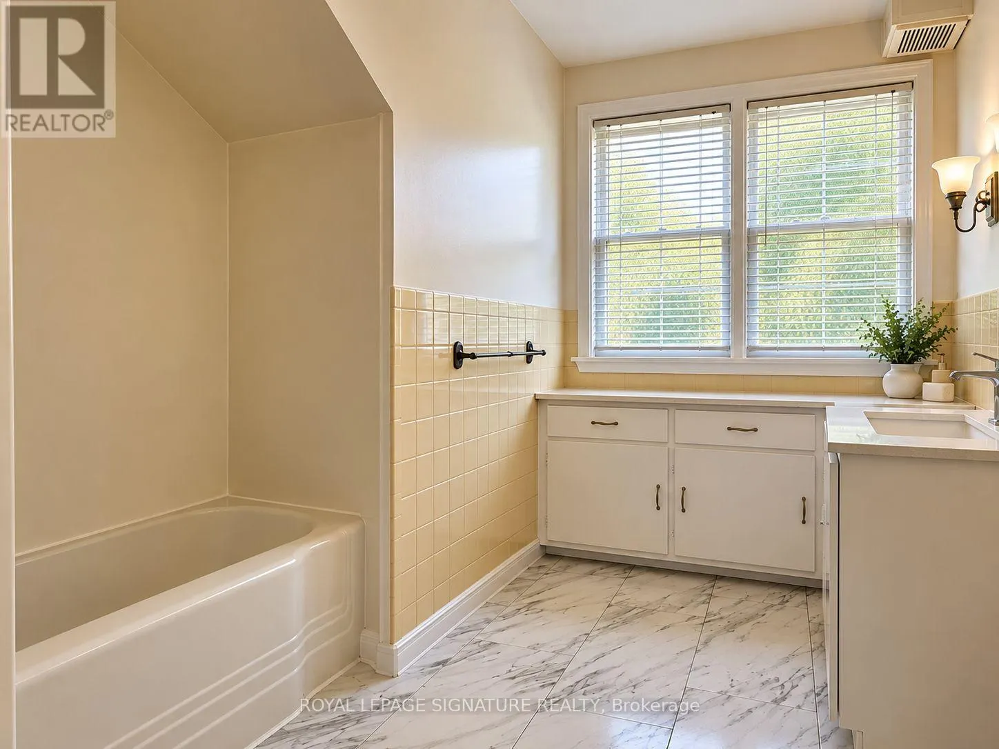 MAIN UNIT - 21 YONGEVIEW AVENUE