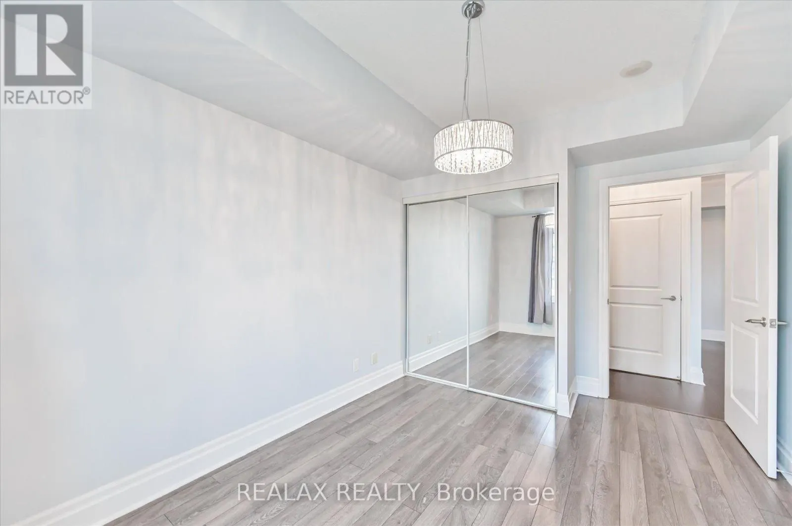 801 - 131 UPPER DUKE CRESCENT