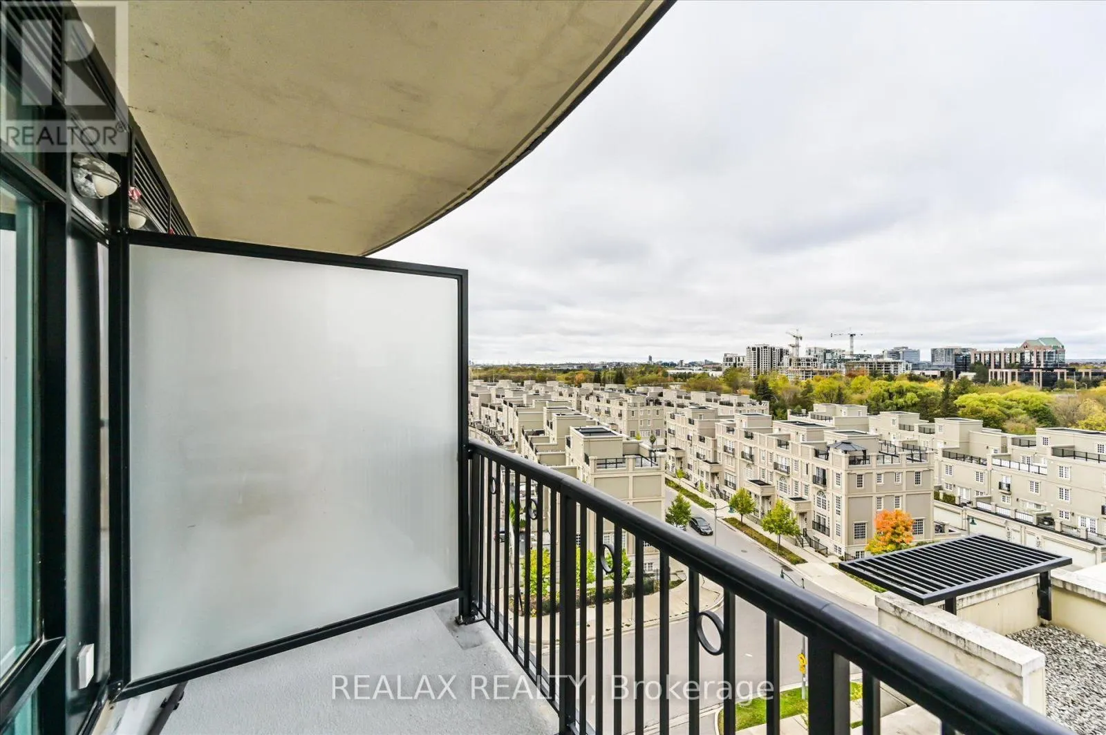 801 - 131 UPPER DUKE CRESCENT