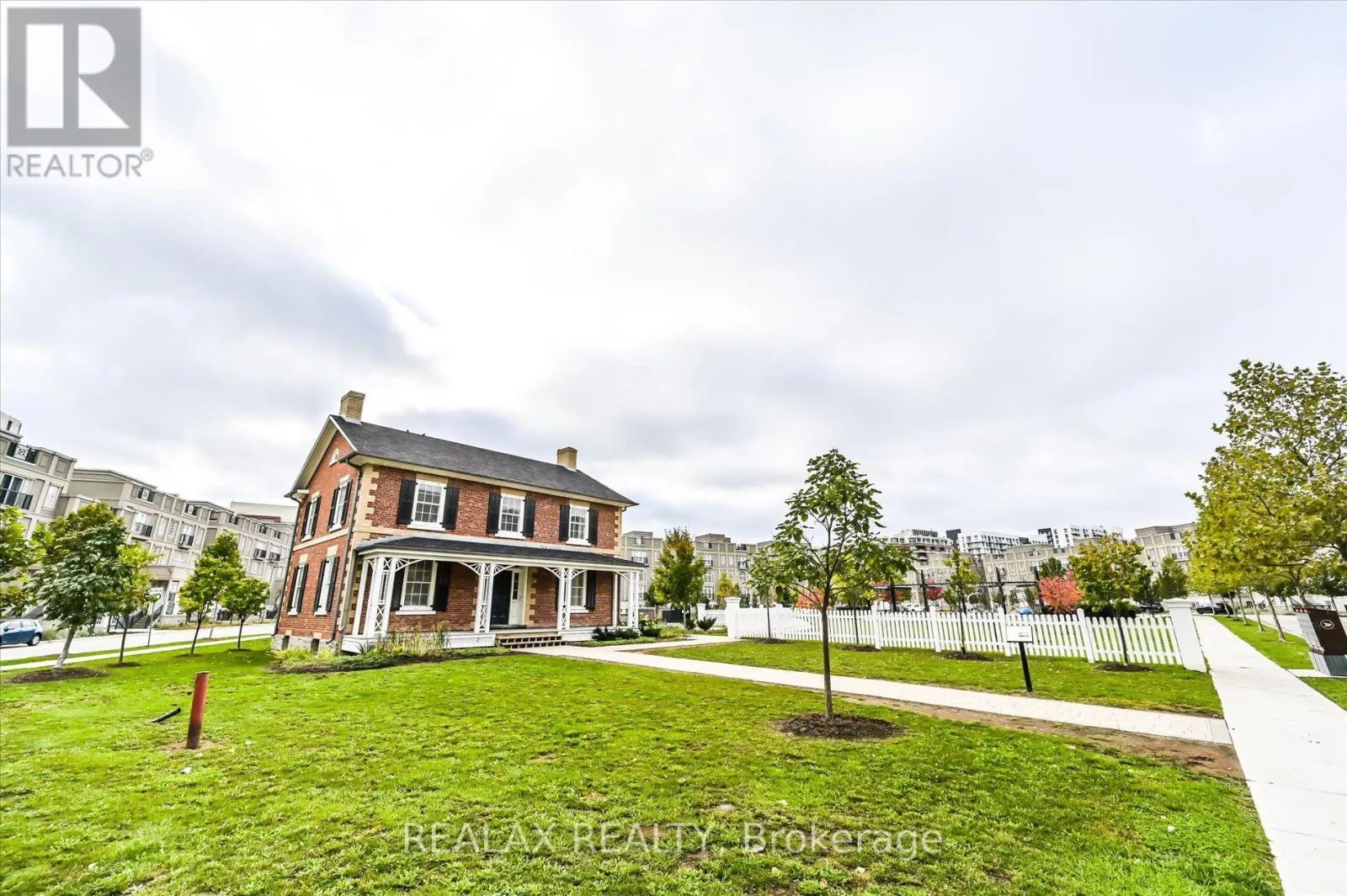 801 - 131 UPPER DUKE CRESCENT