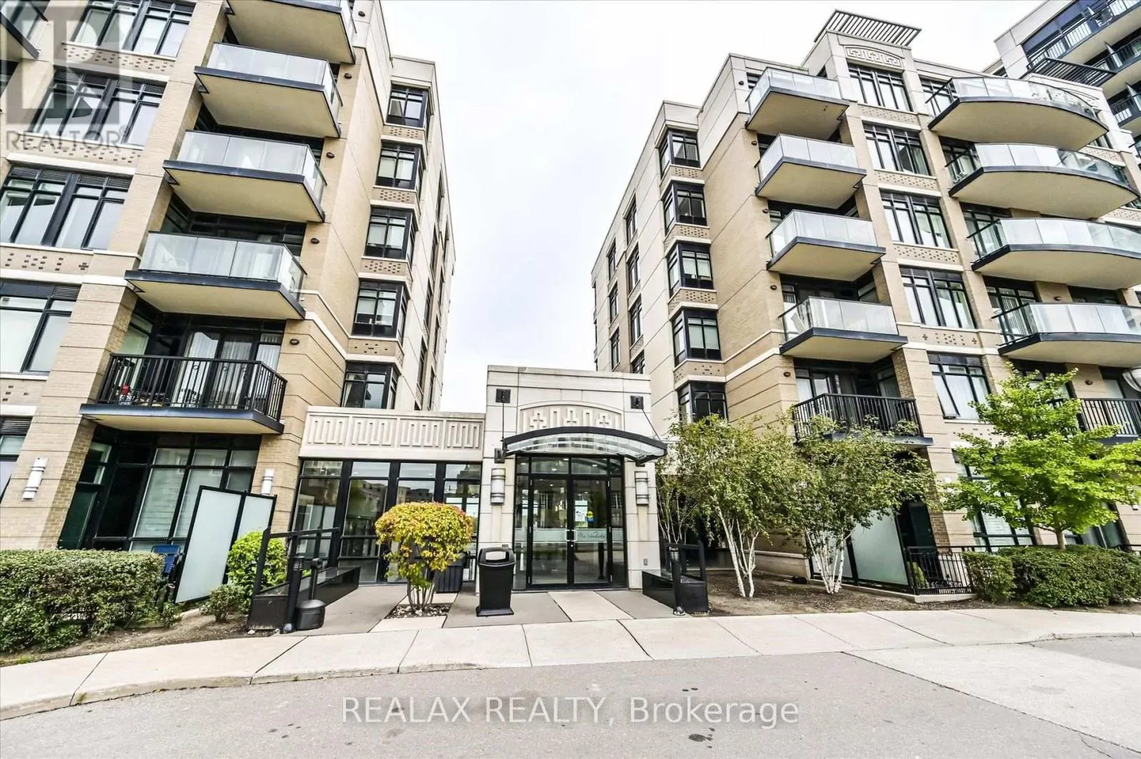 801 - 131 UPPER DUKE CRESCENT