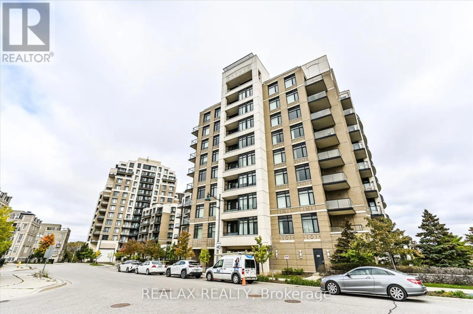 801 - 131 UPPER DUKE CRESCENT