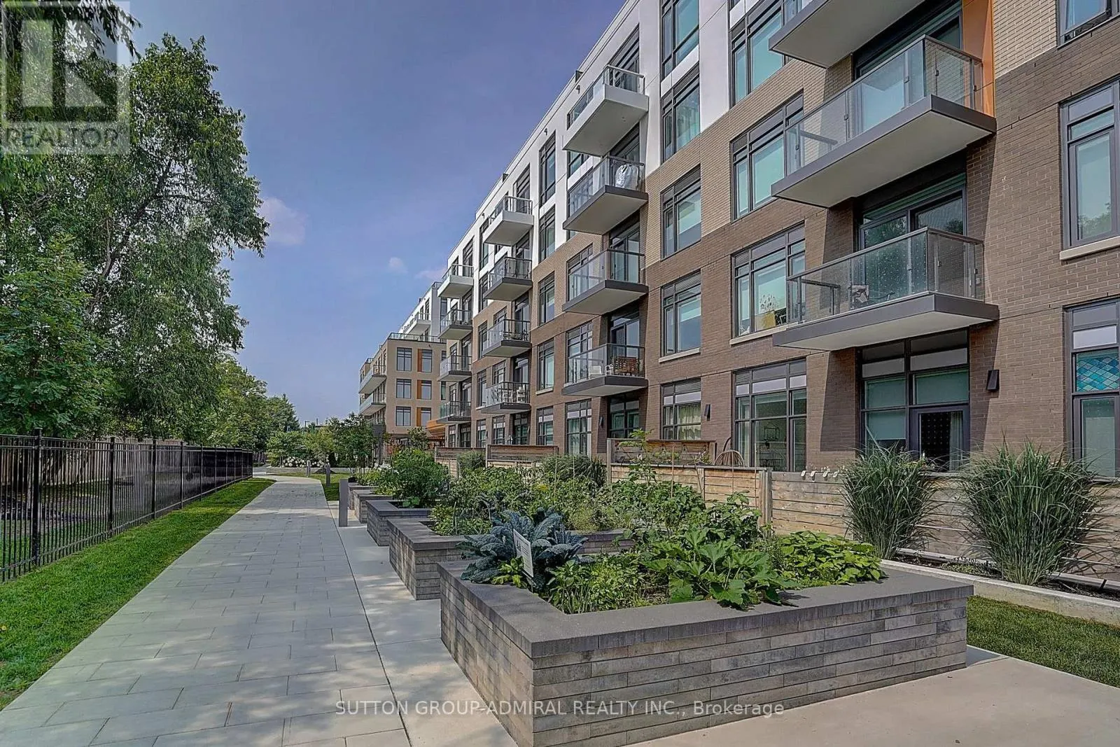 712 - 8 BEVERLEY GLEN BOULEVARD