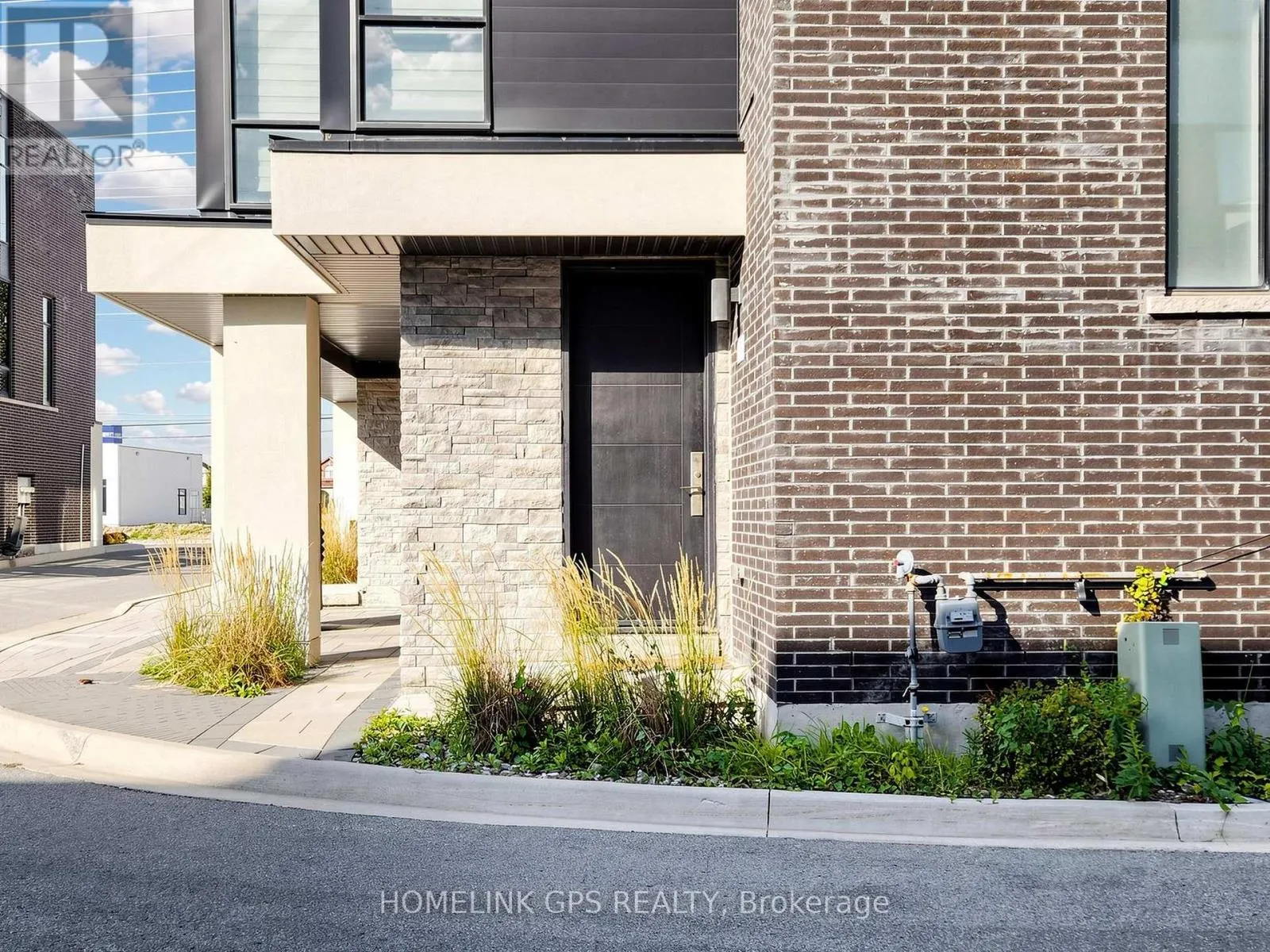 12 HOSTEL LANE