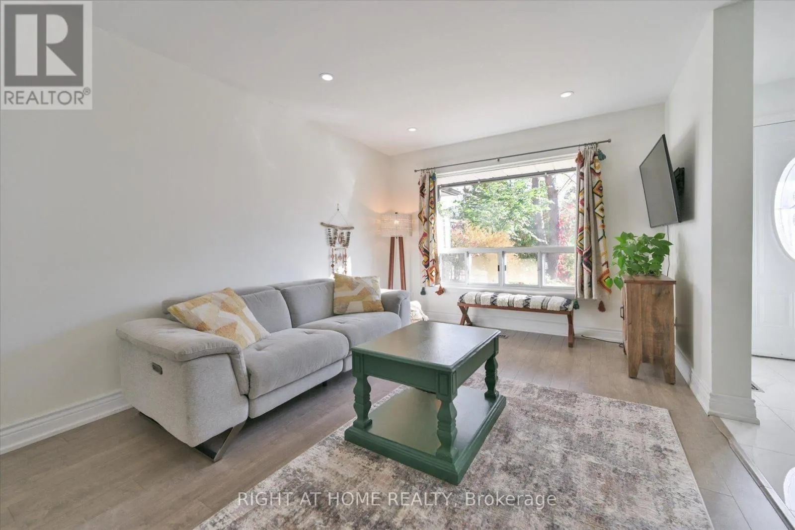 124 SPRINGHEAD GARDENS
