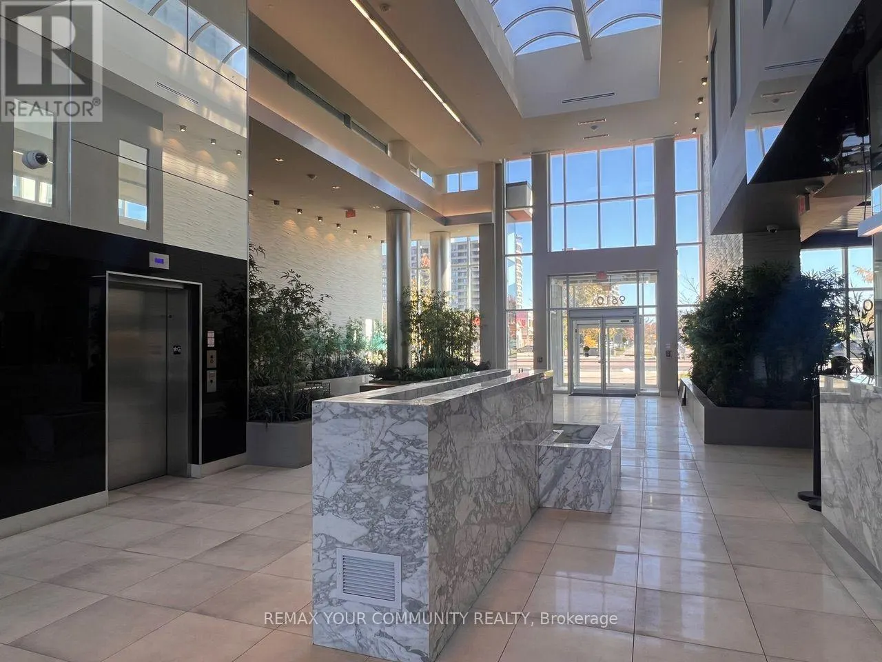 1602B - 9600 YONGE STREET