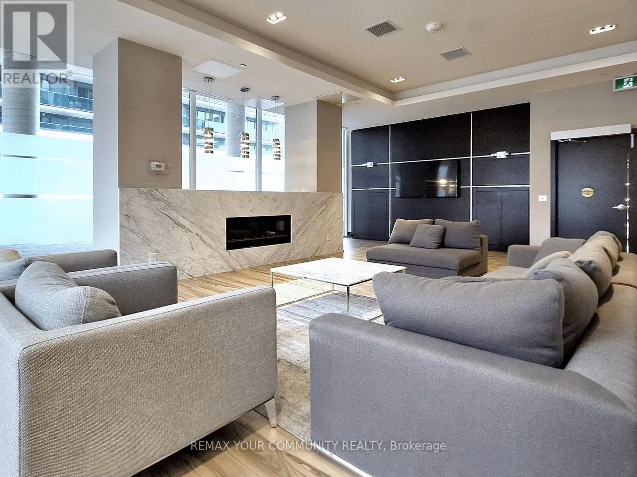 1602B - 9600 YONGE STREET