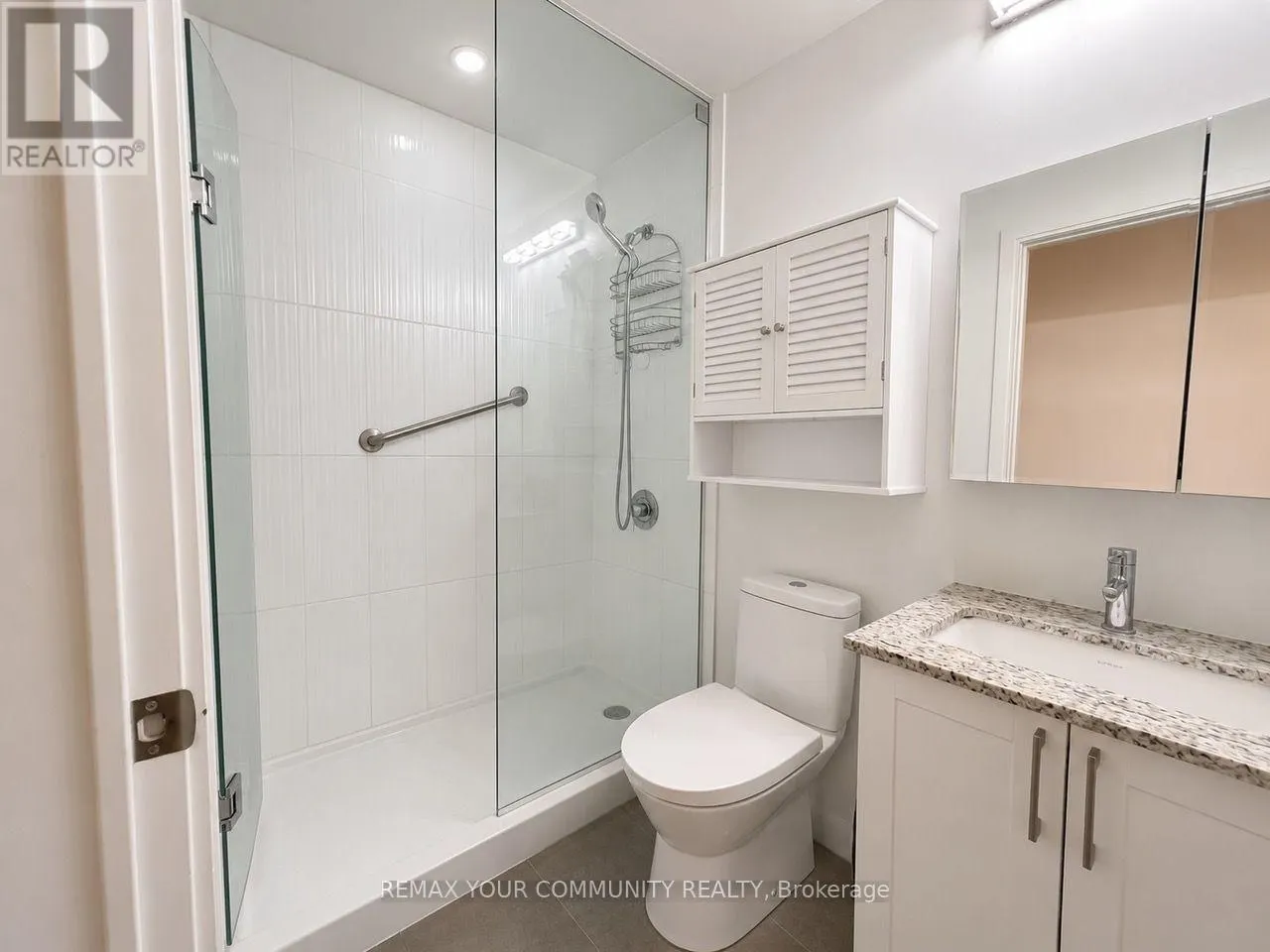 1602B - 9600 YONGE STREET