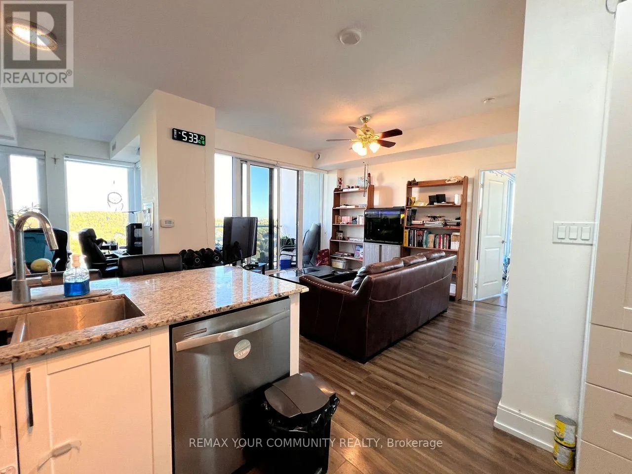 1602B - 9600 YONGE STREET