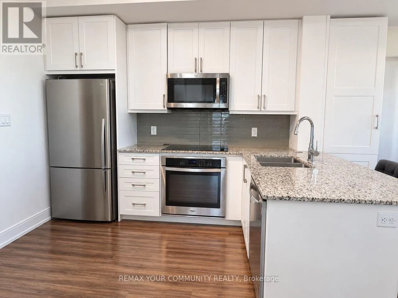 1602B - 9600 YONGE STREET