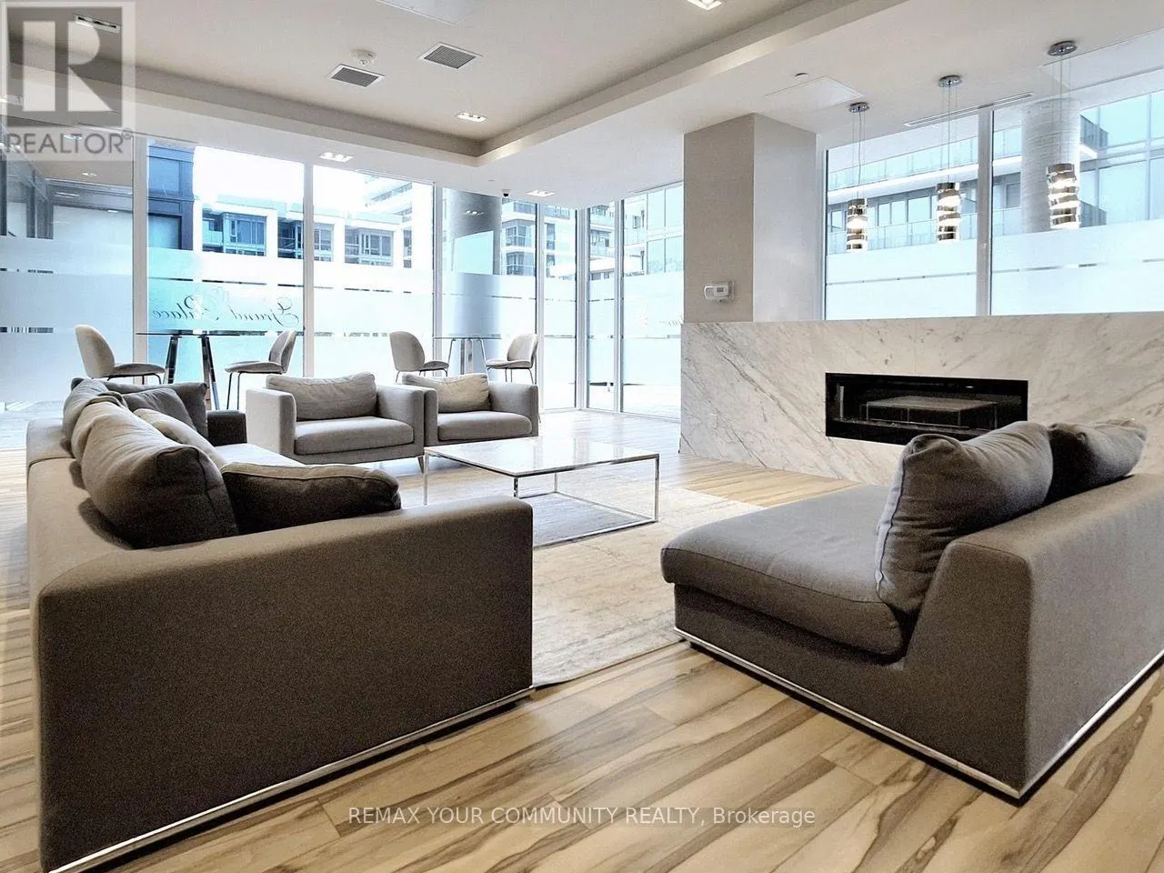 1602B - 9600 YONGE STREET