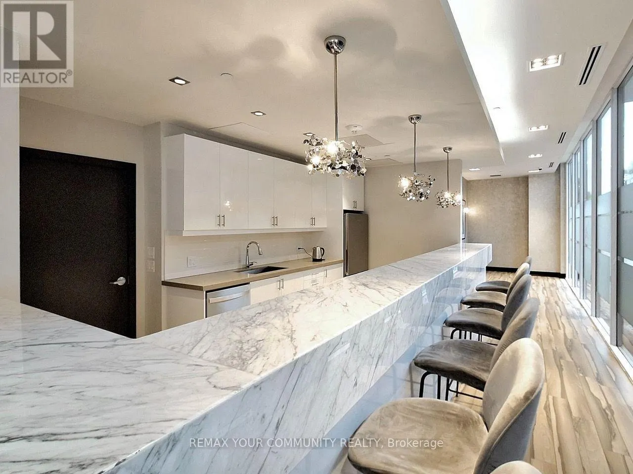 1602B - 9600 YONGE STREET