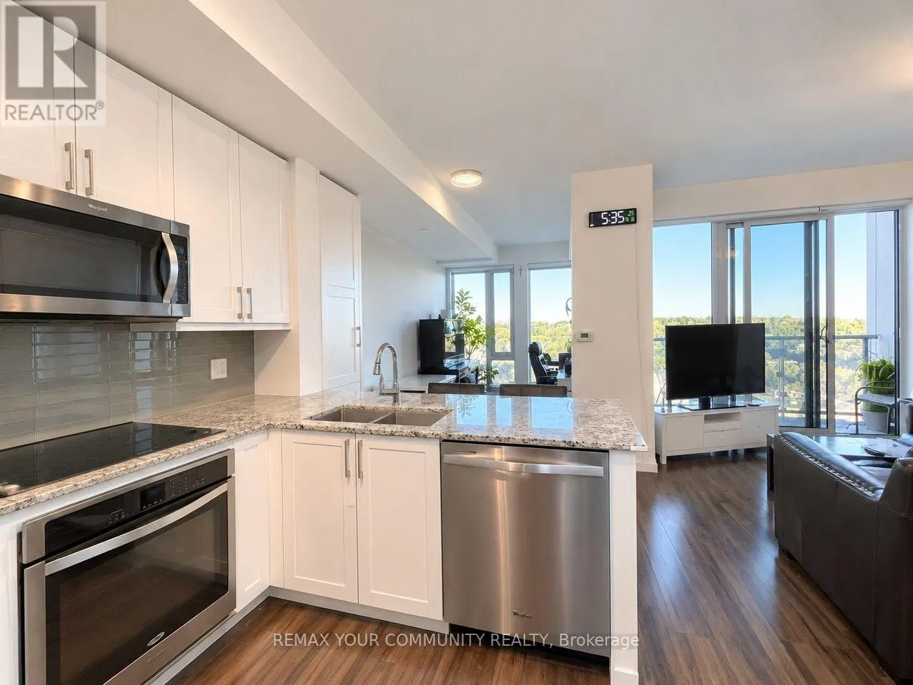 1602B - 9600 YONGE STREET