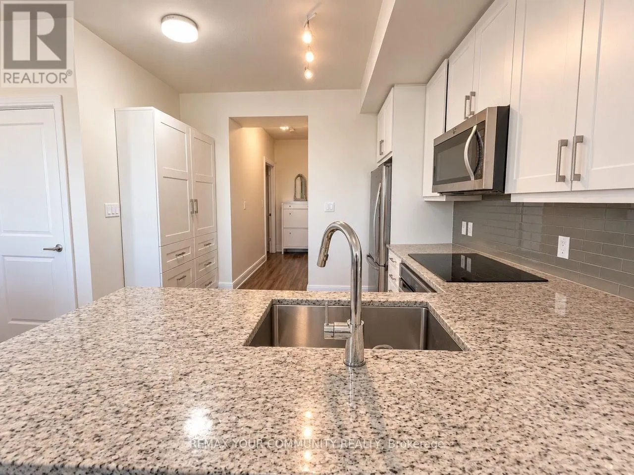 1602B - 9600 YONGE STREET