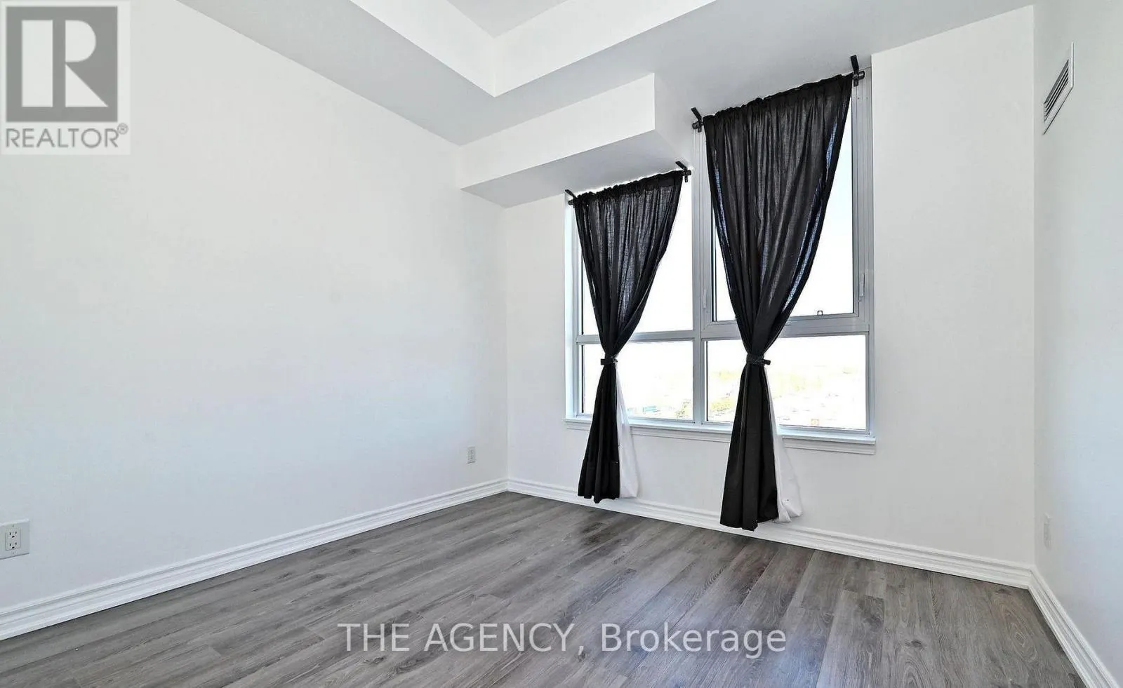 809 - 11611 YONGE STREET