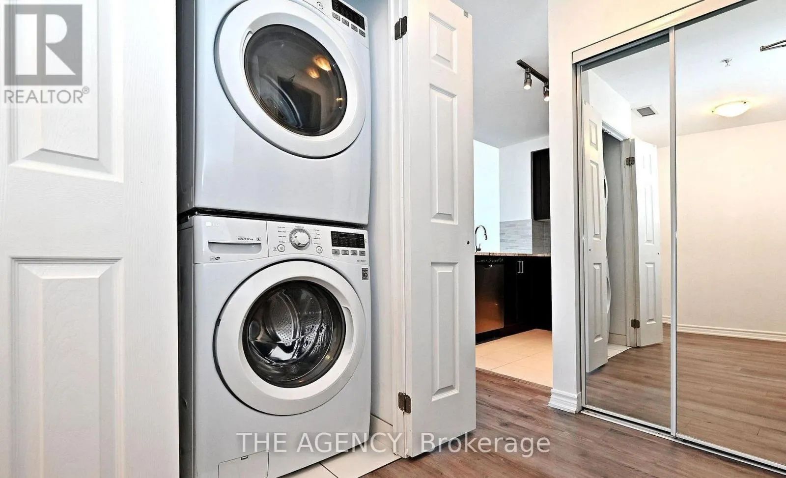 809 - 11611 YONGE STREET