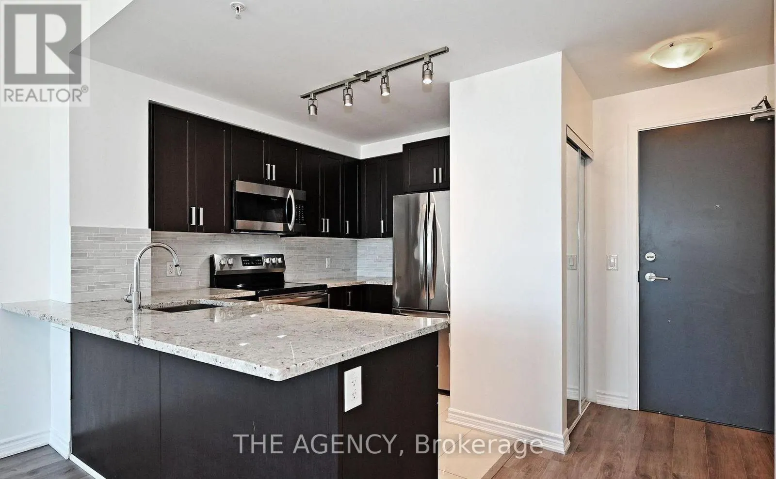 809 - 11611 YONGE STREET