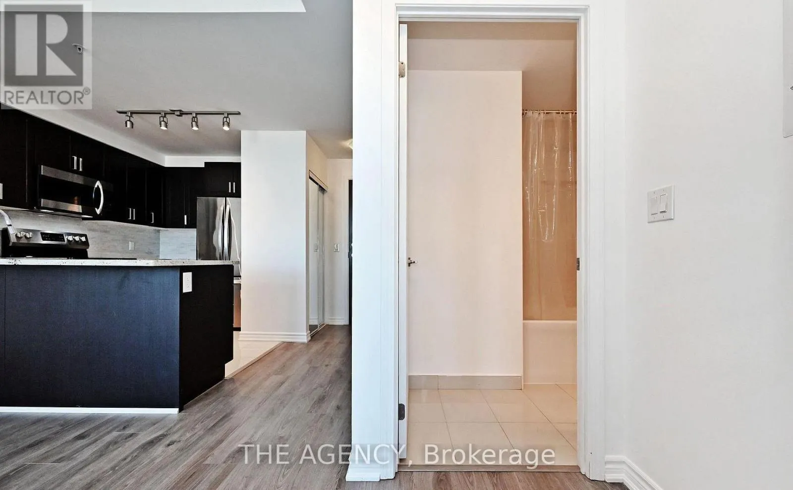 809 - 11611 YONGE STREET