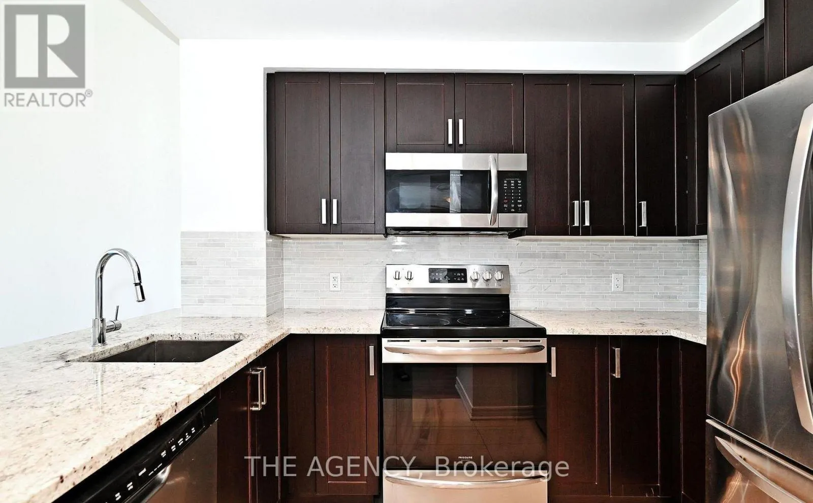 809 - 11611 YONGE STREET