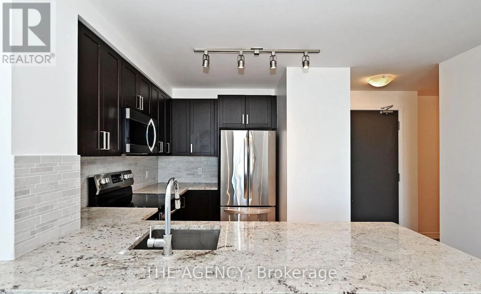 809 - 11611 YONGE STREET