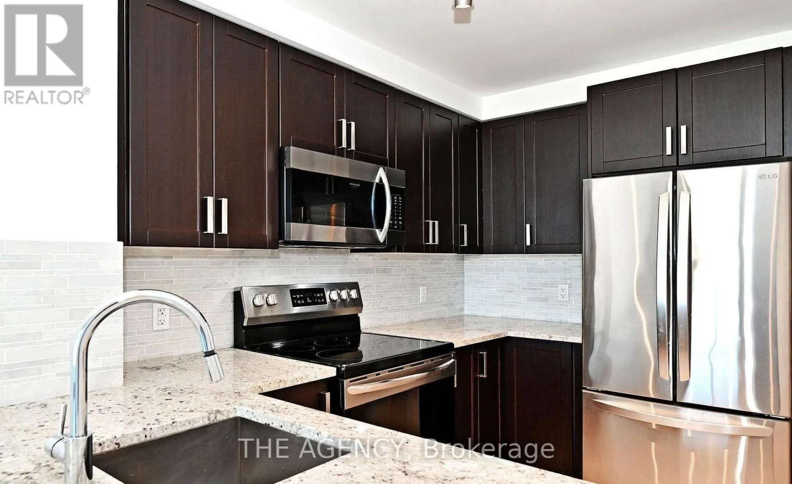 809 - 11611 YONGE STREET