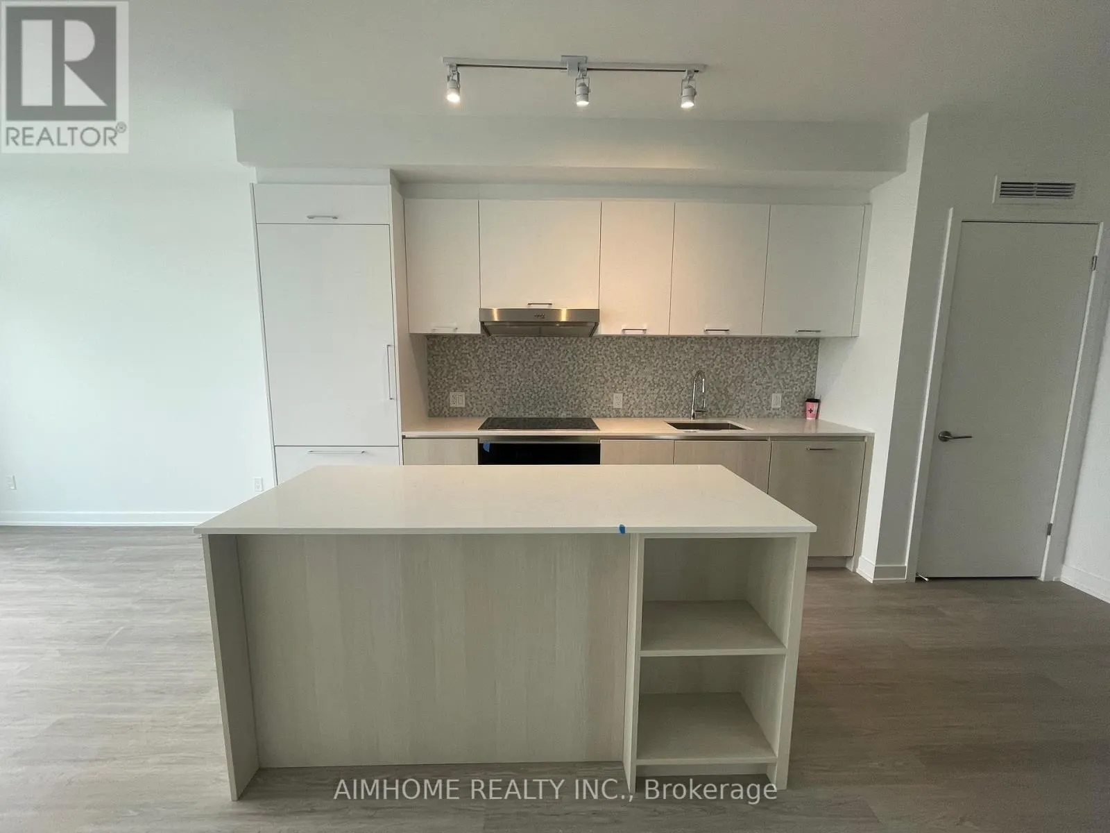 914 - 8188 YONGE STREET