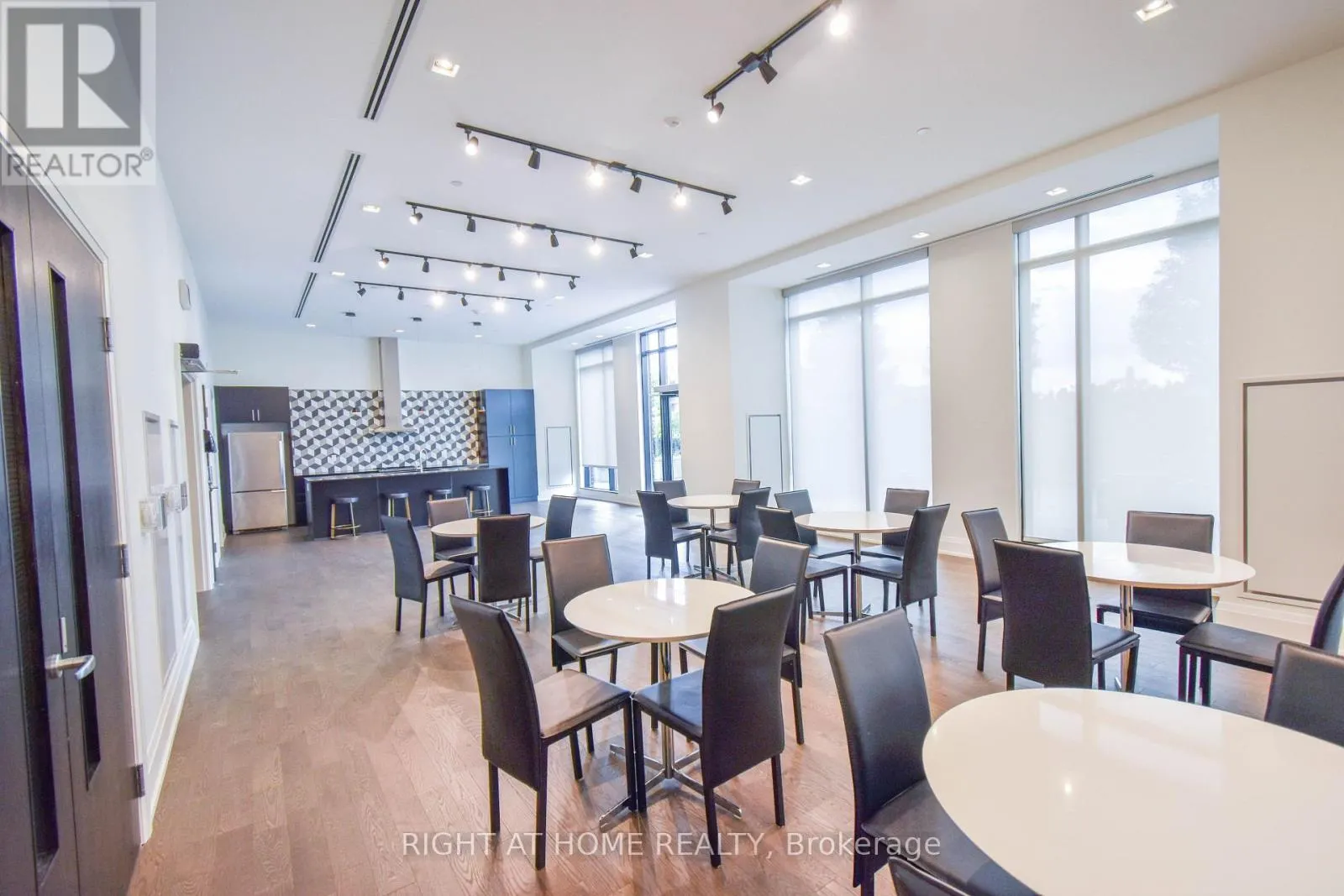 217 - 555 WILLIAM GRAHAM DRIVE