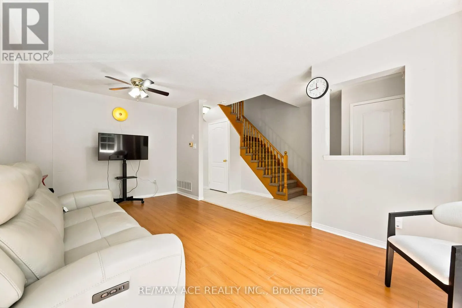 16 WHITE'S HILL AVENUE