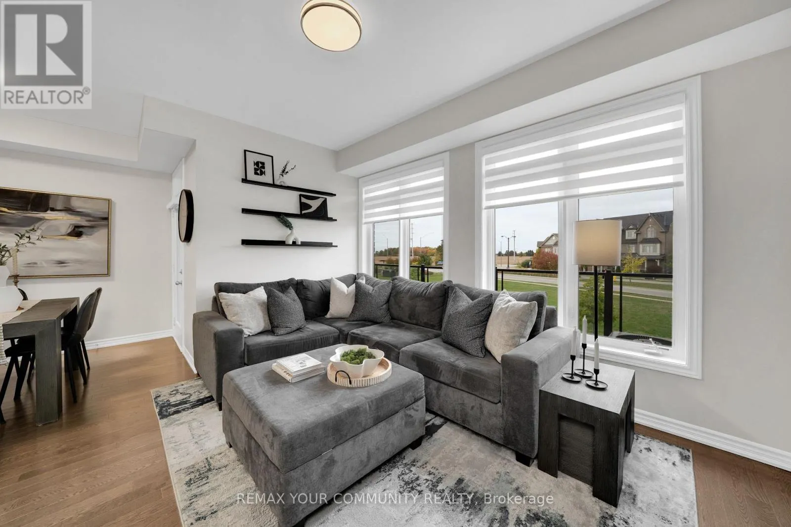 104 HOLYROOD CRESCENT
