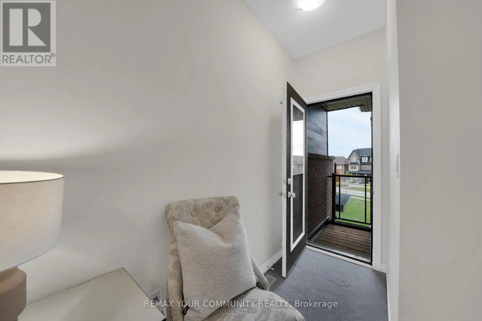 104 HOLYROOD CRESCENT