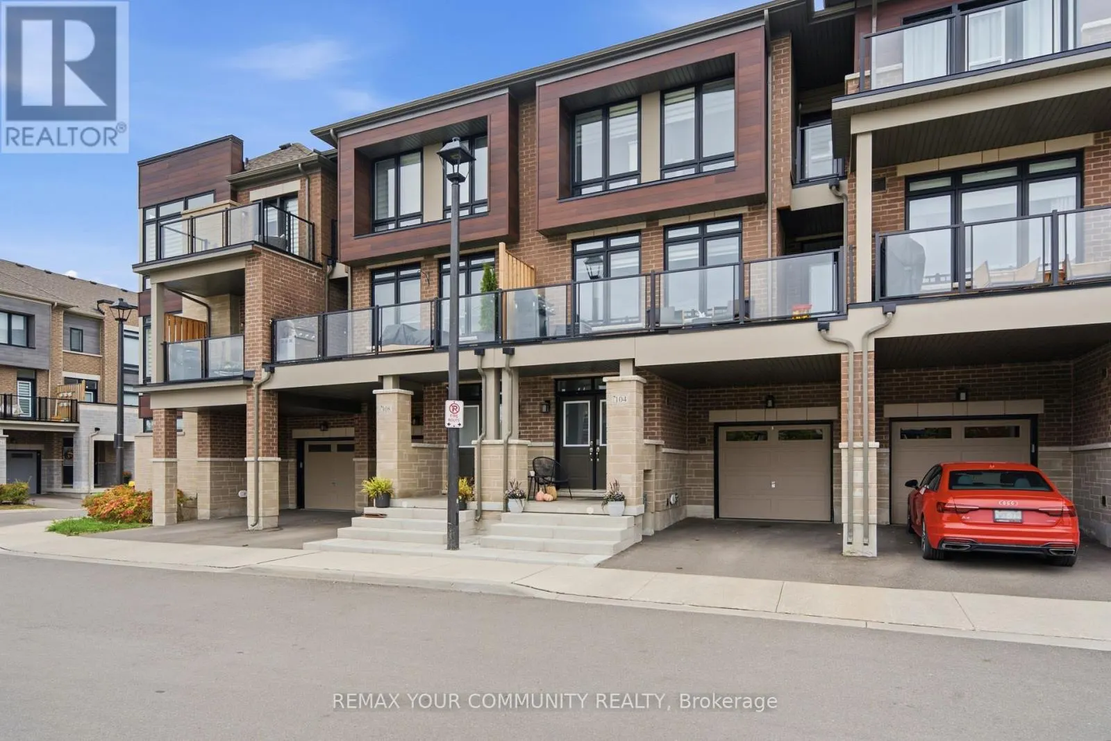 104 HOLYROOD CRESCENT