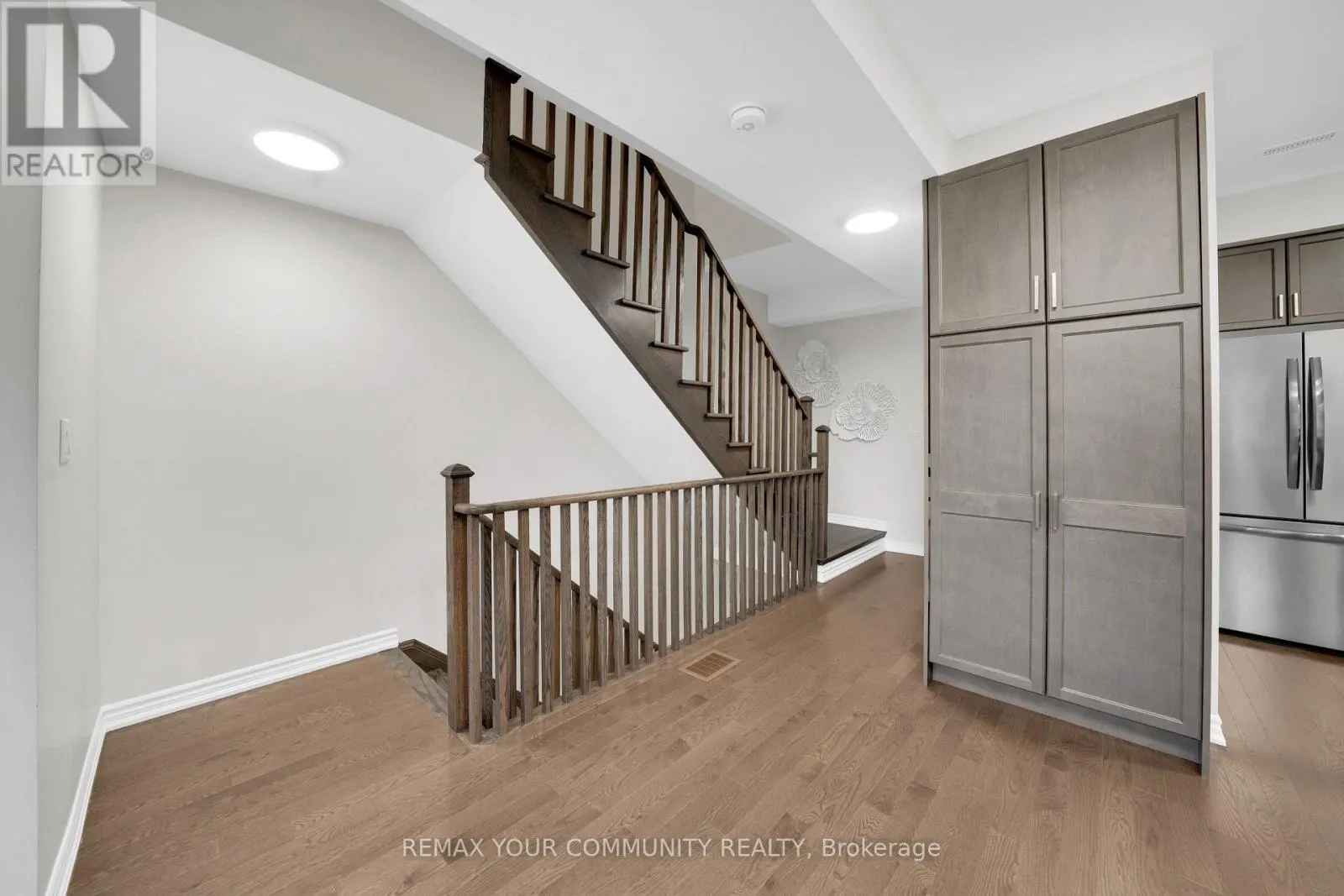 104 HOLYROOD CRESCENT