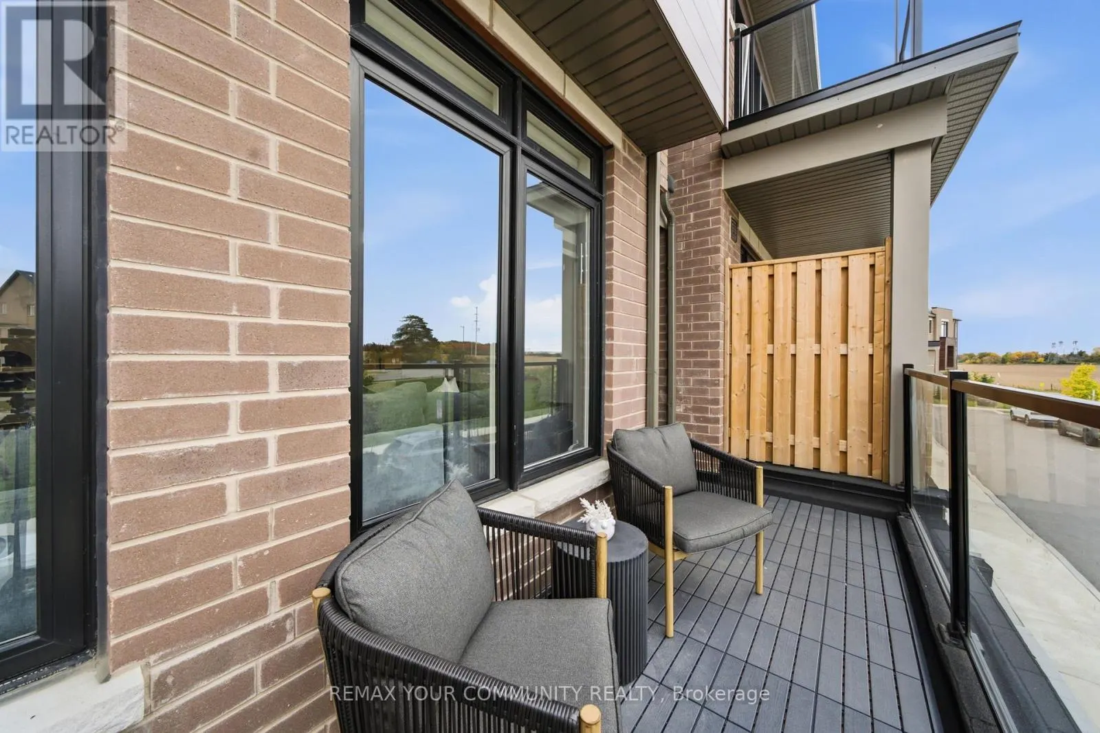 104 HOLYROOD CRESCENT