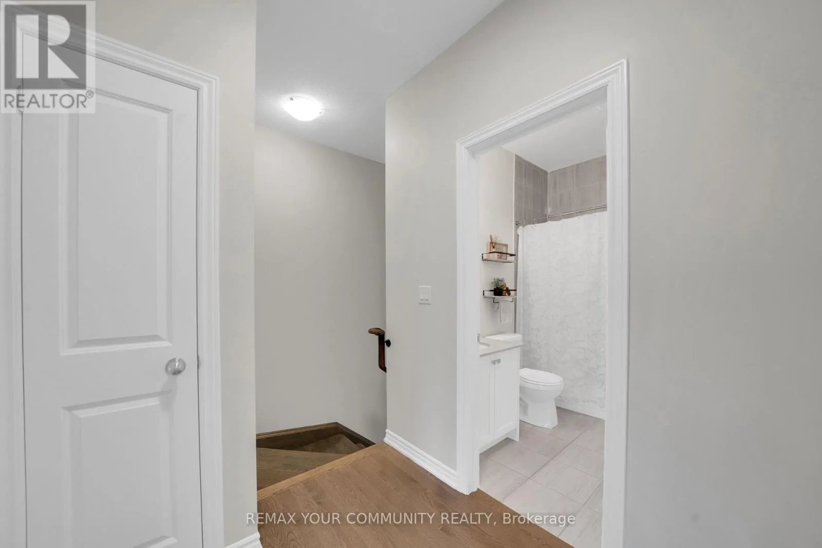 104 HOLYROOD CRESCENT