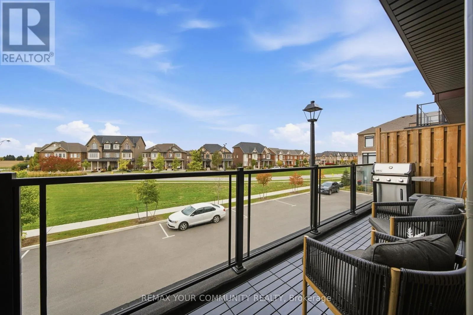104 HOLYROOD CRESCENT